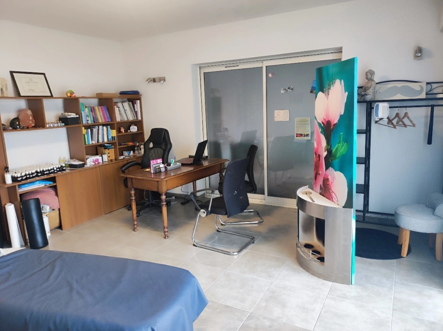 Vue générale du cabinet avec le bureau, le paravent et la table de soin