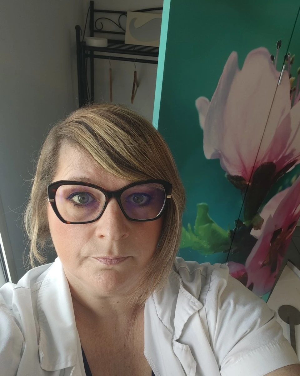 Laure Bonnehon, ostéopathe D.O., dans son cabinet